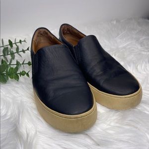 Frye 7.5 black leather Slipon sneakers.
In good shape.